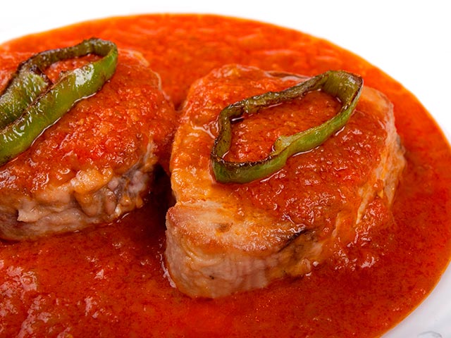 Atún con tomate y pimientos