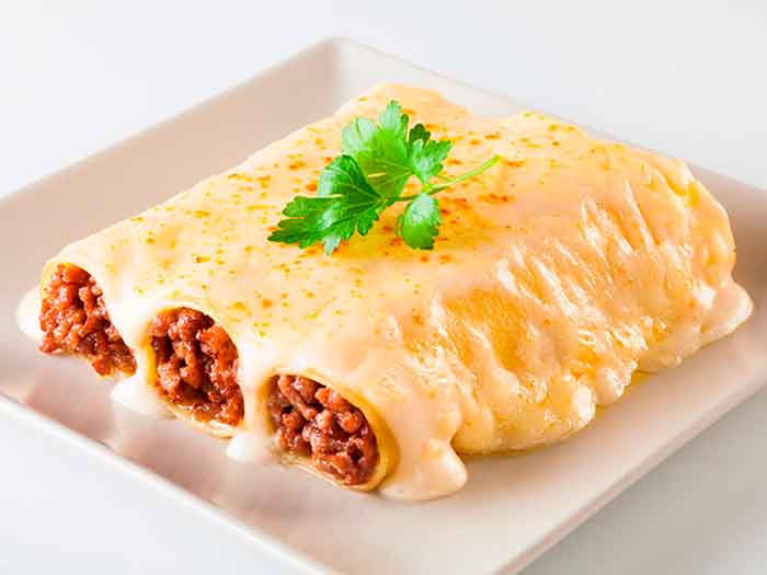 Canelones de carne con tomate y bechamel